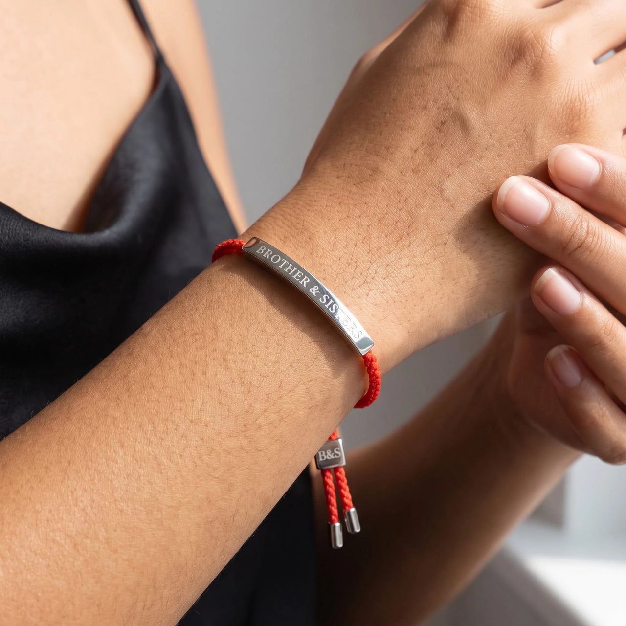 Red string bracelet — close-up of the details, silver | SKU: lamour-wg