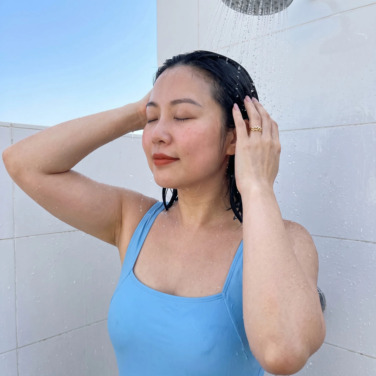 The Zigzag ring in gold worn in an outdoor shower | SKU: lezigzag