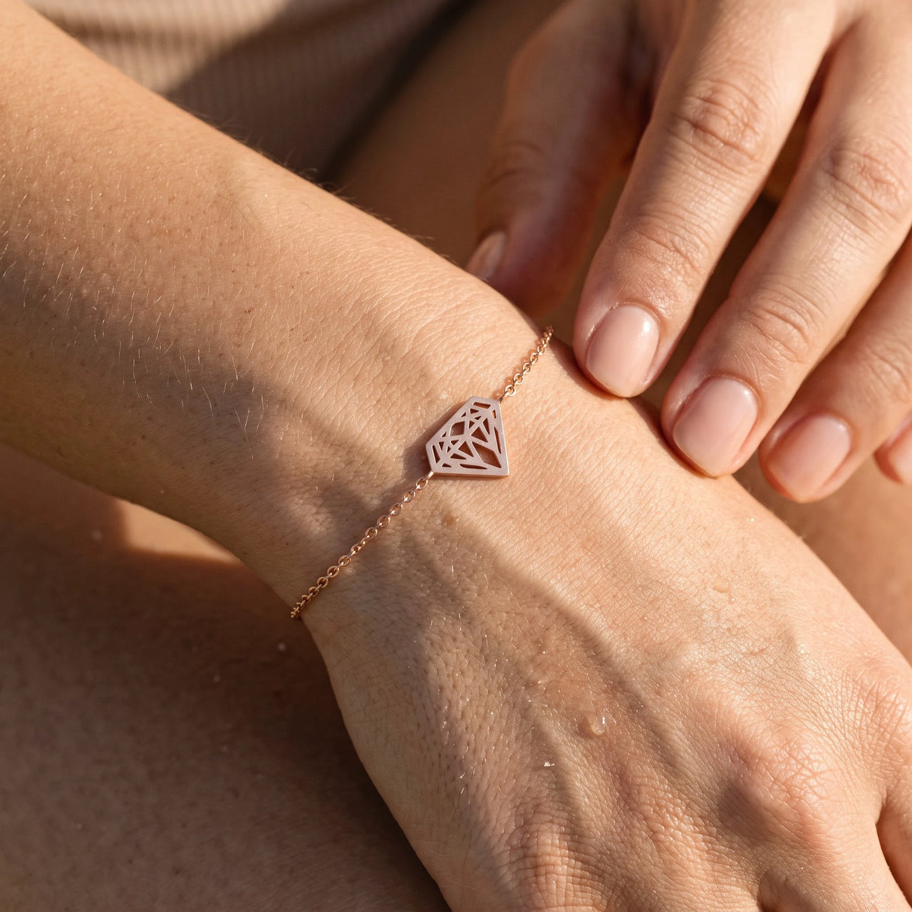 Geometric bracelet — close-up of the details, rose gold | SKU: 11662607-rose-gold