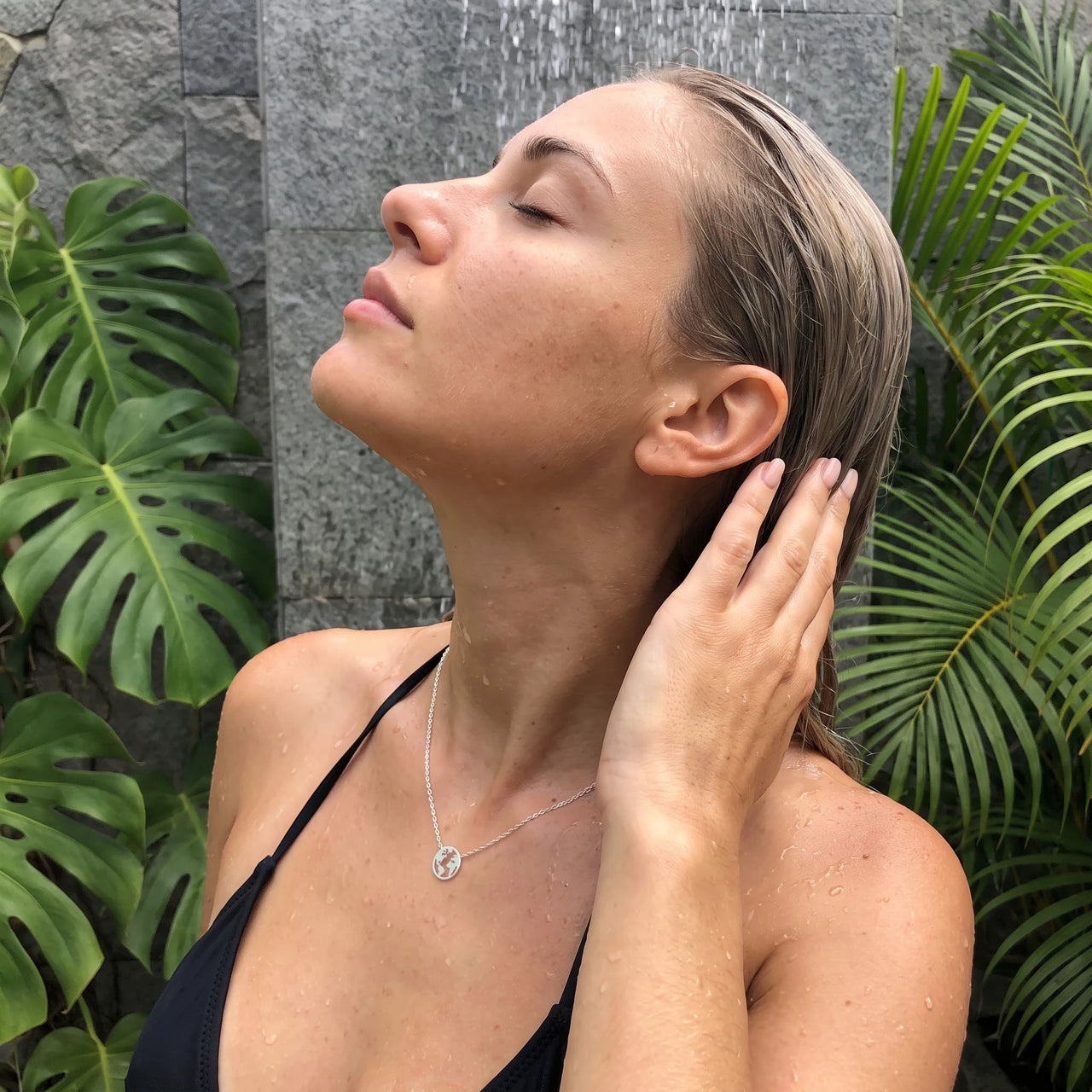 Gifts for travellers — worn in the shower, waterproof, silver | SKU: 22173453-white-gold