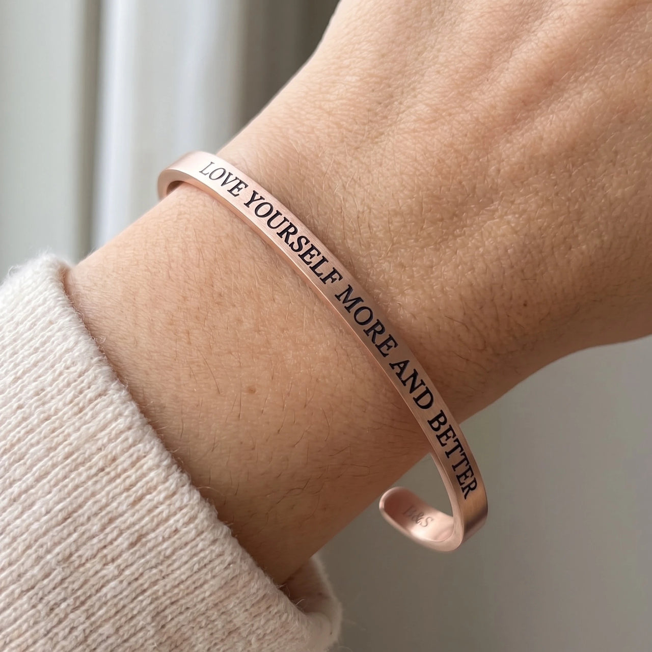 Engraved bracelet — close-up of the details, rose gold | SKU: lymab-rg